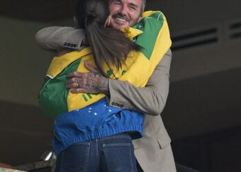 David Beckham dijeli slatki zagrljaj s Cruzovom djevojkom Jackie Apostel tijekom obiteljske večeri na utakmici Svjetskog prvenstva u Škotskoj dok ih Brooklyn još jednom udara usred žestoke svađe