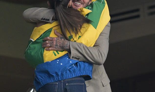 David Beckham dijeli slatki zagrljaj s Cruzovom djevojkom Jackie Apostel tijekom obiteljske večeri na utakmici Svjetskog prvenstva u Škotskoj dok ih Brooklyn još jednom udara usred žestoke svađe