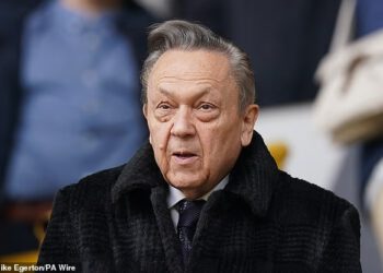 Davidu Sullivanu zabranjeno je sudjelovanje u ženskim i akademskim utakmicama West Ham Uniteda od 2023., pokazalo se usred povijesnih optužbi i istrage FA-a