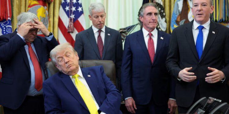 Demokrati se rugaju ‘zapovjedniku u snu’ nakon što se čini da Trump kima glavom u posljednjem pojavljivanju u Bijeloj kući