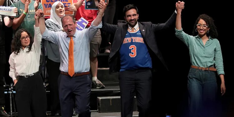 Demokratski socijalisti koje podržava Mamdani svrgnuli su vladajuće demokrate u New Yorku