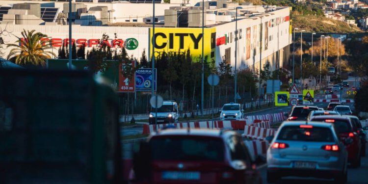 Dio trgovačkog centra u Splitu ostao bez struje, HEP odmah reagirao: “Tijekom sanacije zabilježena su još dva vrlo kratka prekida”