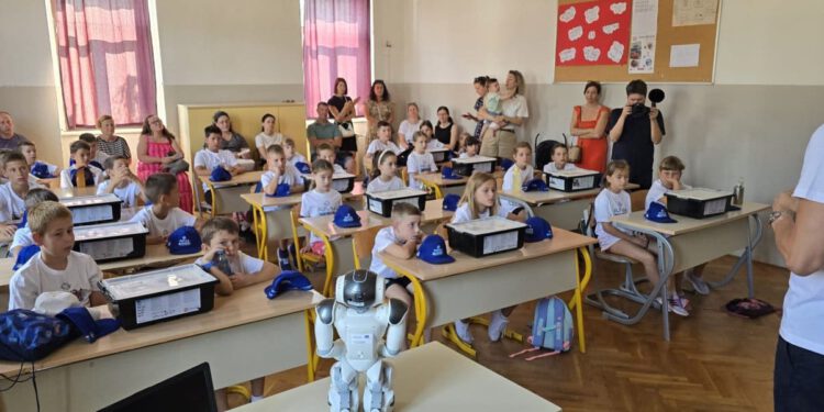 Djeca u Kaštelima ovog ljeta uče robotiku i umjetnu inteligenciju – ali bez mobitela!