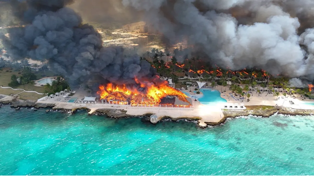 Pogled dronom prikazuje požar u Viva Wyndham Dominicus Beach Hotelu u Bayahibeu, La Altagracia, Dominikanska Republika, 19. lipnja 2026.