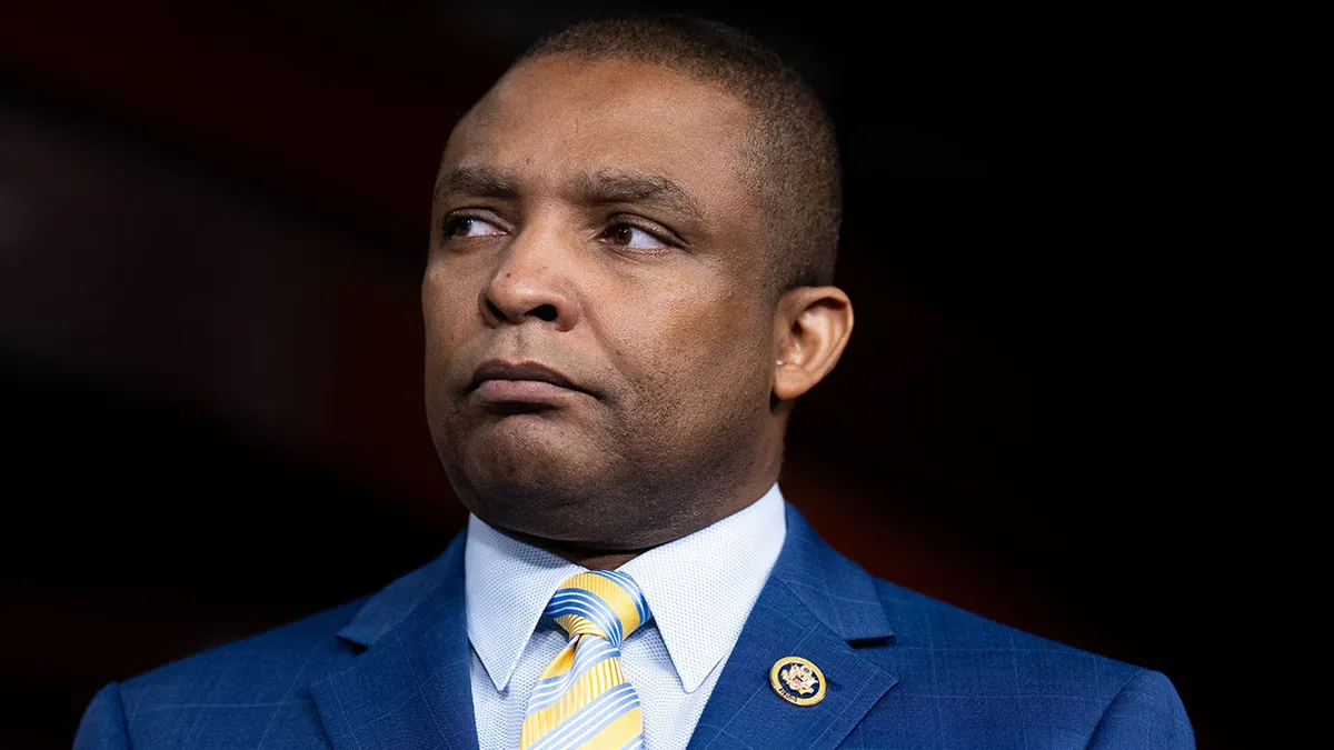 Rep. Don Davis govori za govornicom