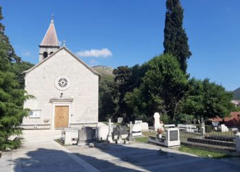 Došli ste u crkvu neprikladno odjeveni? Župnik iz Žrnovnice ima jednostavno rješenje