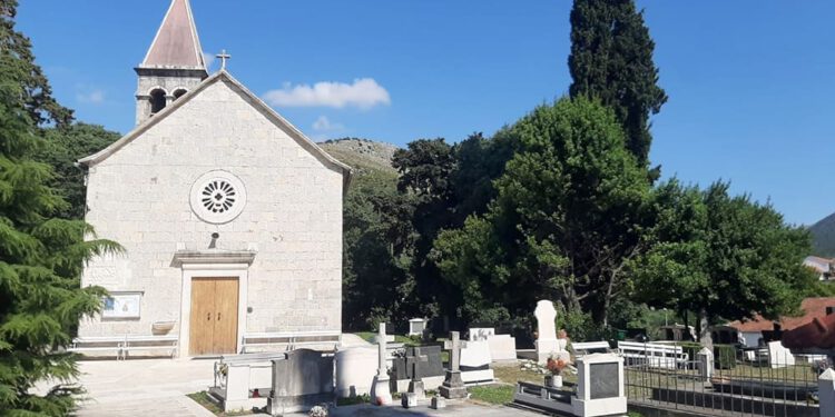 Došli ste u crkvu neprikladno odjeveni? Župnik iz Žrnovnice ima jednostavno rješenje