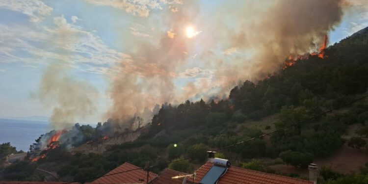 Drama na Hvaru: Vatrogasci se nadaju mirnijoj noći nakon teškog poslijepodneva