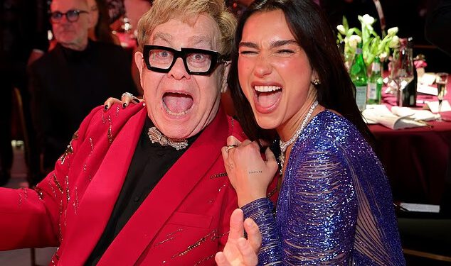 Dua Lipa i Callum Turner kažu ‘Ja’! Elton John pjeva serenadu paru izvedbom pjesme Your Song na njihovoj talijanskoj svadbenoj ceremoniji nakon jurcanja privatnim avionom u zadnji tren