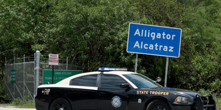 Dužnosnici Floride kažu da je ‘Alligator Alcatraz’ ispražnjen jer bi uragan mogao sravniti objekt