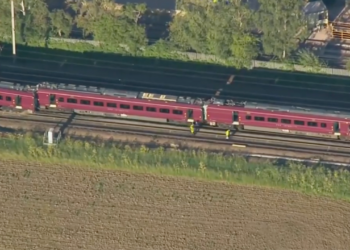Dva vlaka sudarila su se u blizini Bedforda u Engleskoj, dok video snimci prikazuju krvave žrtve