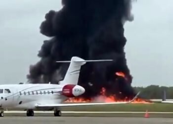 Dvoje poginulih kada se američki avion Gulfstream srušio u ogromnu vatrenu kuglu na putu za Teksas