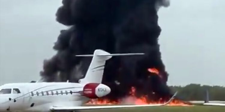 Dvoje poginulih kada se američki avion Gulfstream srušio u ogromnu vatrenu kuglu na putu za Teksas