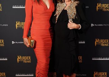 Elizabeth Hurley (60) i Joan Collins (93) pokazuju zvijezdama u usponu kako se to radi dok manekenka podržava legendu Dinastije na premijeri svog filma Ubojstvo između prijatelja