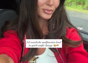 Ellie Watkins pati od kvara na garderobi dok Olivia Stones nosi skraćenu majicu Engleske dok vode WAGs koji se glamiraju za drugu utakmicu Svjetskog prvenstva