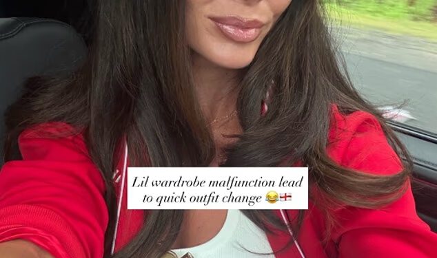 Ellie Watkins pati od kvara na garderobi dok Olivia Stones nosi skraćenu majicu Engleske dok vode WAGs koji se glamiraju za drugu utakmicu Svjetskog prvenstva