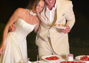 Emily Blackwell iz Made In Chelsea i njen novi suprug Jordan Oldershaw rezali su svoju OGROMNU tortu i zabavljali se s njezinim kolegama u sombreru na idiličnoj svadbi na Mallorci