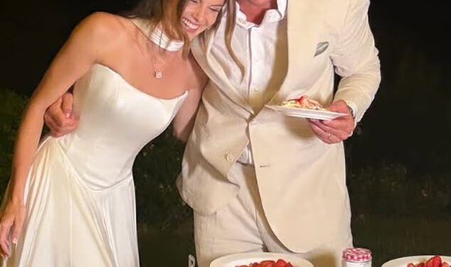 Emily Blackwell iz Made In Chelsea i njen novi suprug Jordan Oldershaw rezali su svoju OGROMNU tortu i zabavljali se s njezinim kolegama u sombreru na idiličnoj svadbi na Mallorci
