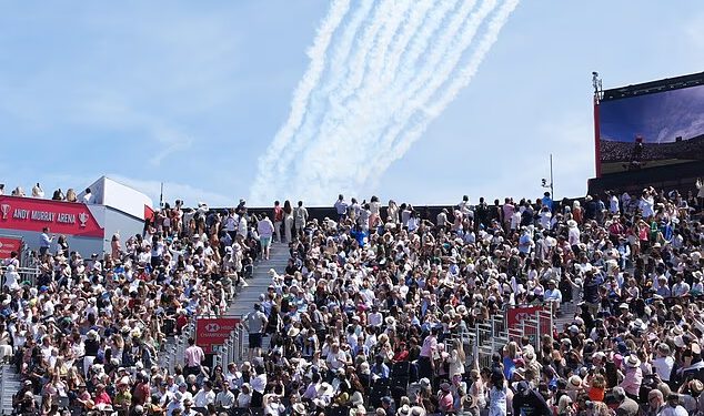 Emma Raducanu zaustavlja igru ​​jer Trooping the Colour flypast prekida njezin meč u Queen’su