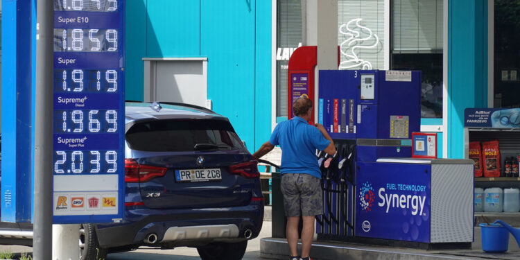 Europski vozači smanjuju potrošnju goriva usred rata s Iranom — RT World News