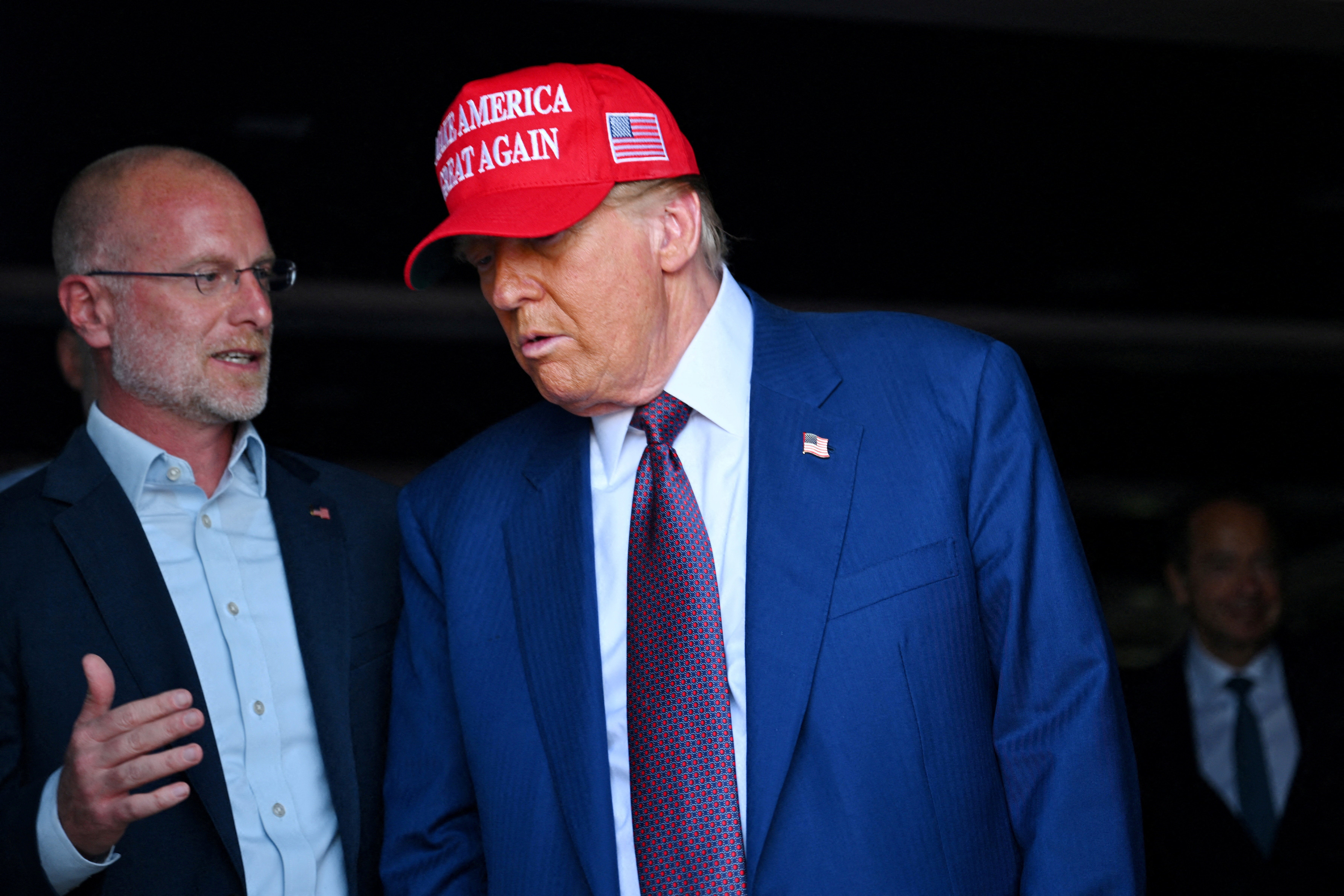 Predsjednik Donald Trump razgovara s Brendanom Carrom, predsjednikom FCC-a, prije objave potpune revizije programa E-Rate