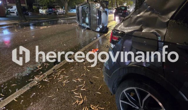 FOTO Dvije osobe ozlijeđene u nesreći u Mostaru, Škoda završila na boku, oštećeno više vozila