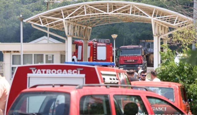 FOTO/VIDEO Gori više objekata na deponiji Uborak. Uz vatrogasce, na terenu i vojska