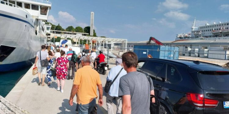 GUŽVA U splitskoj zračnoj i trajektnoj luci očekuju više od 80 tisuća putnika