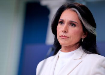 Gabbard objavljuje dokumente koji tvrde da je Fauci utjecao na istraživanje podrijetla COVID-a