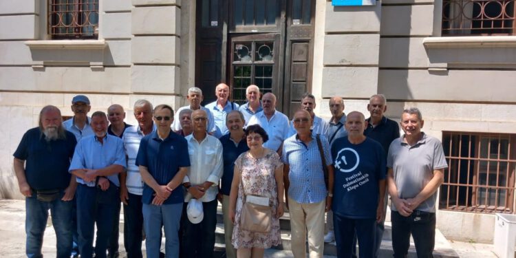 Generacija iz Splita okupila se nakon pola stoljeća! 24 maturanta i profesorica prisjetili se školskih dana i profesora