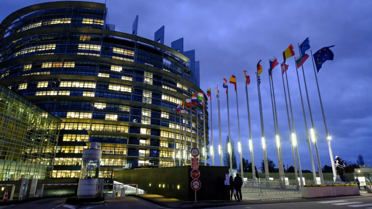 Zastave Europske unije vijore na vjetru ispred zgrade Europskog parlamenta u Strasbourgu, Francuska.
