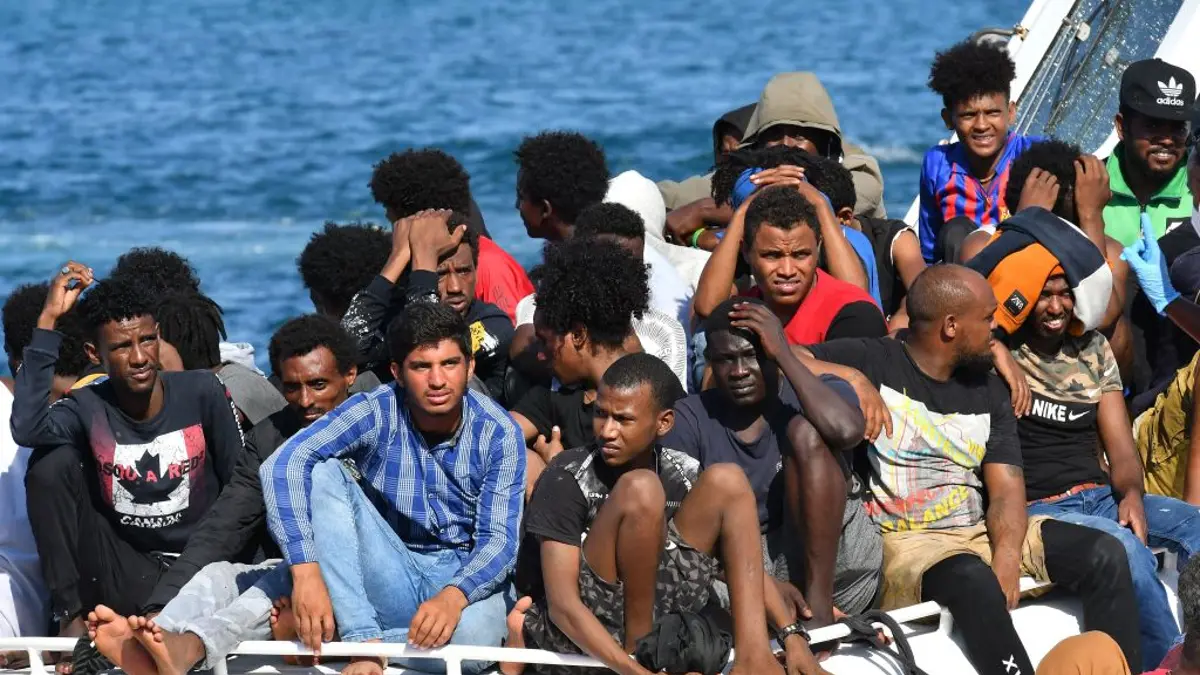 Migranti iz Tunisa i Libije stižu brodom talijanske obalne straže na Lampedusu