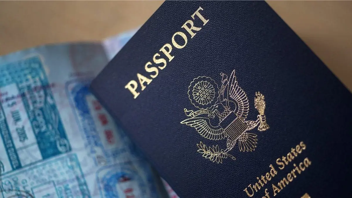 Američke putovnice raspoređene na površini u New Yorku