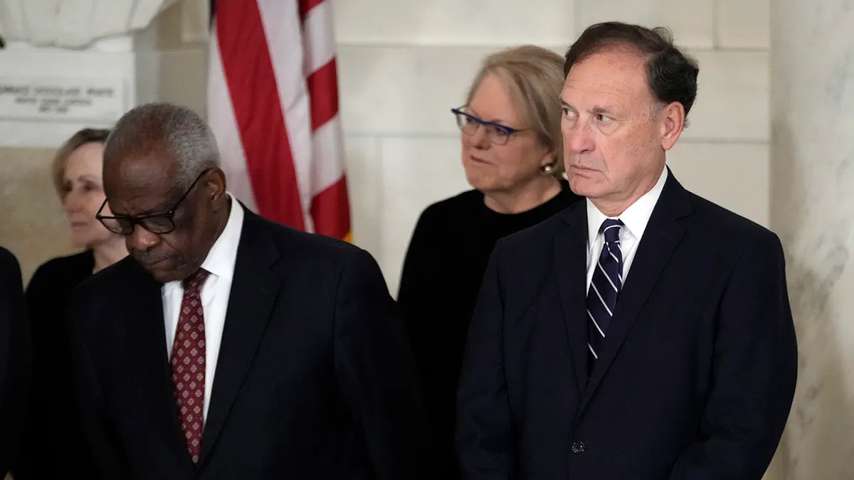 Sudac Vrhovnog suda Clarence Thomas i sudac Samuel Alito stoje unutar zgrade Vrhovnog suda.