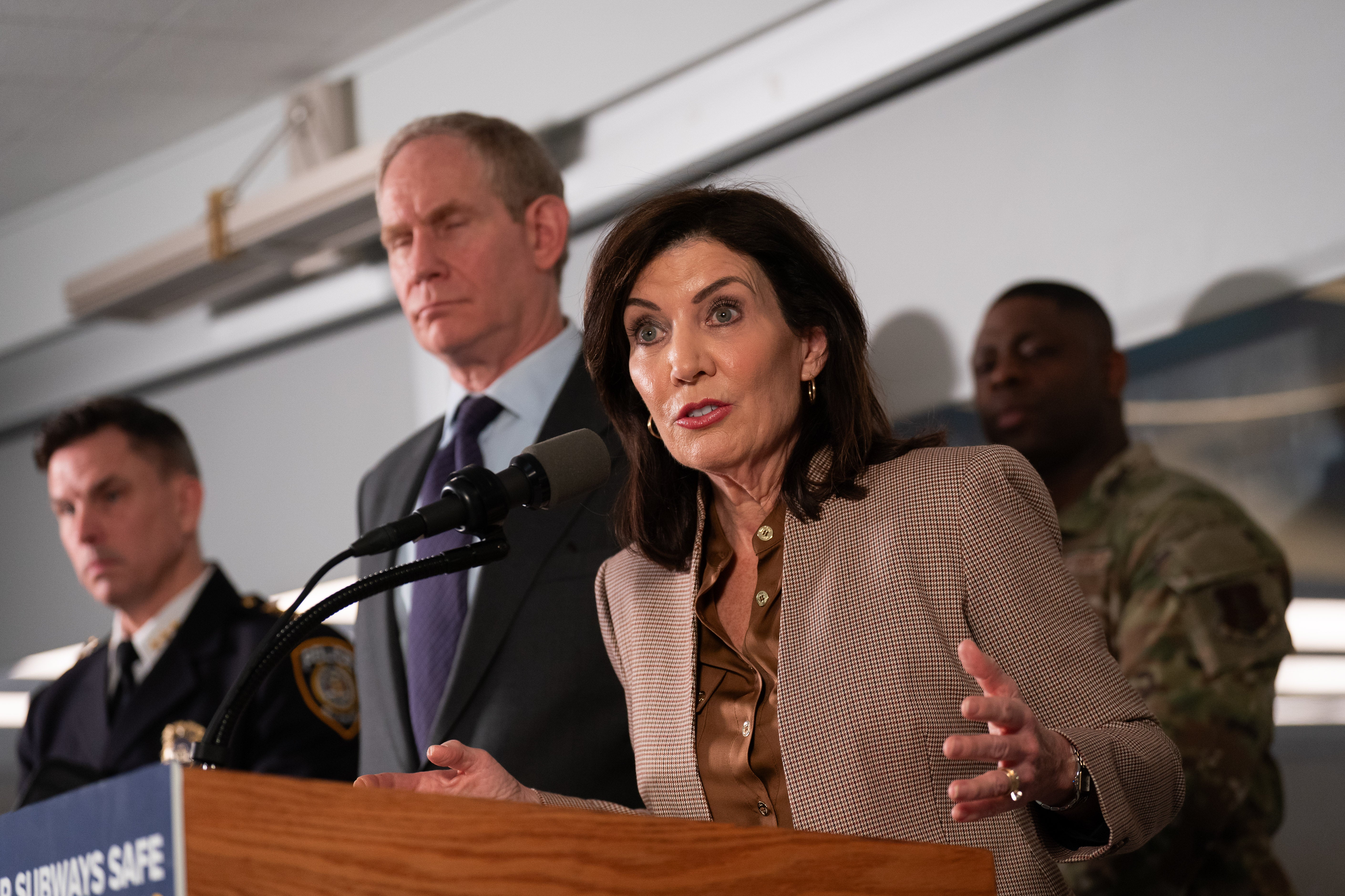U svibnju je guvernerka Kathy Hochul potpisala niz reformi koje ograničavaju policijsku suradnju s ICE-om, zabranjuju maskirane agente i zabranjuju lokalnim vlastima da potiču nove centre za pritvor useljenika