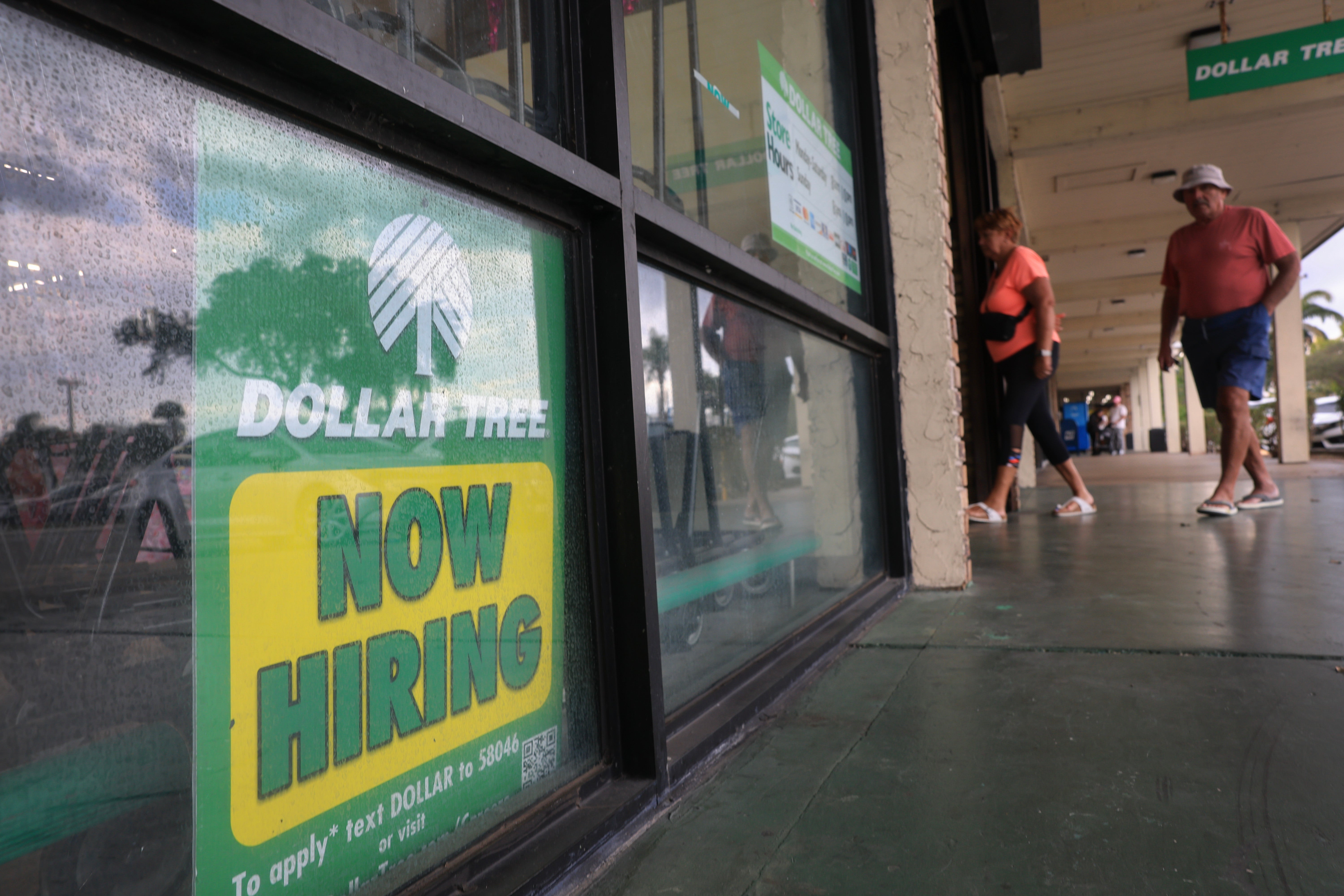 Dućan Dollar Tree u New Yorku u središtu je savezne tužbe bivše blagajnice koja kaže da tvrtka nije učinila ništa kako bi zaustavila neprestano seksualno uznemiravanje od strane njezinog upravitelja