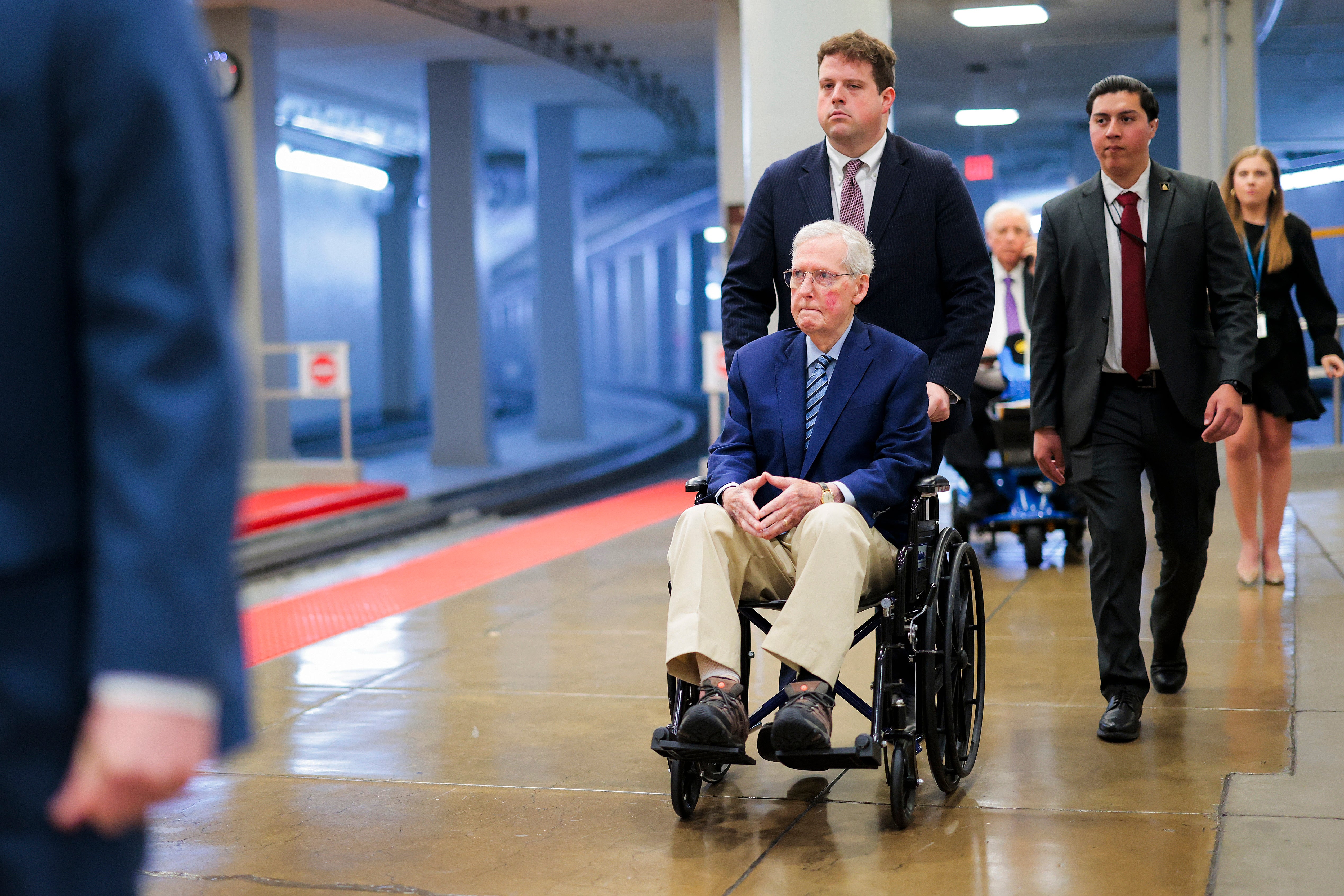 McConnel (R-KY) guraju u invalidskim kolicima kroz senatsku podzemnu željeznicu tijekom glasovanja o ratnim ovlastima Senata 22. travnja 2026. u Washingtonu, DC