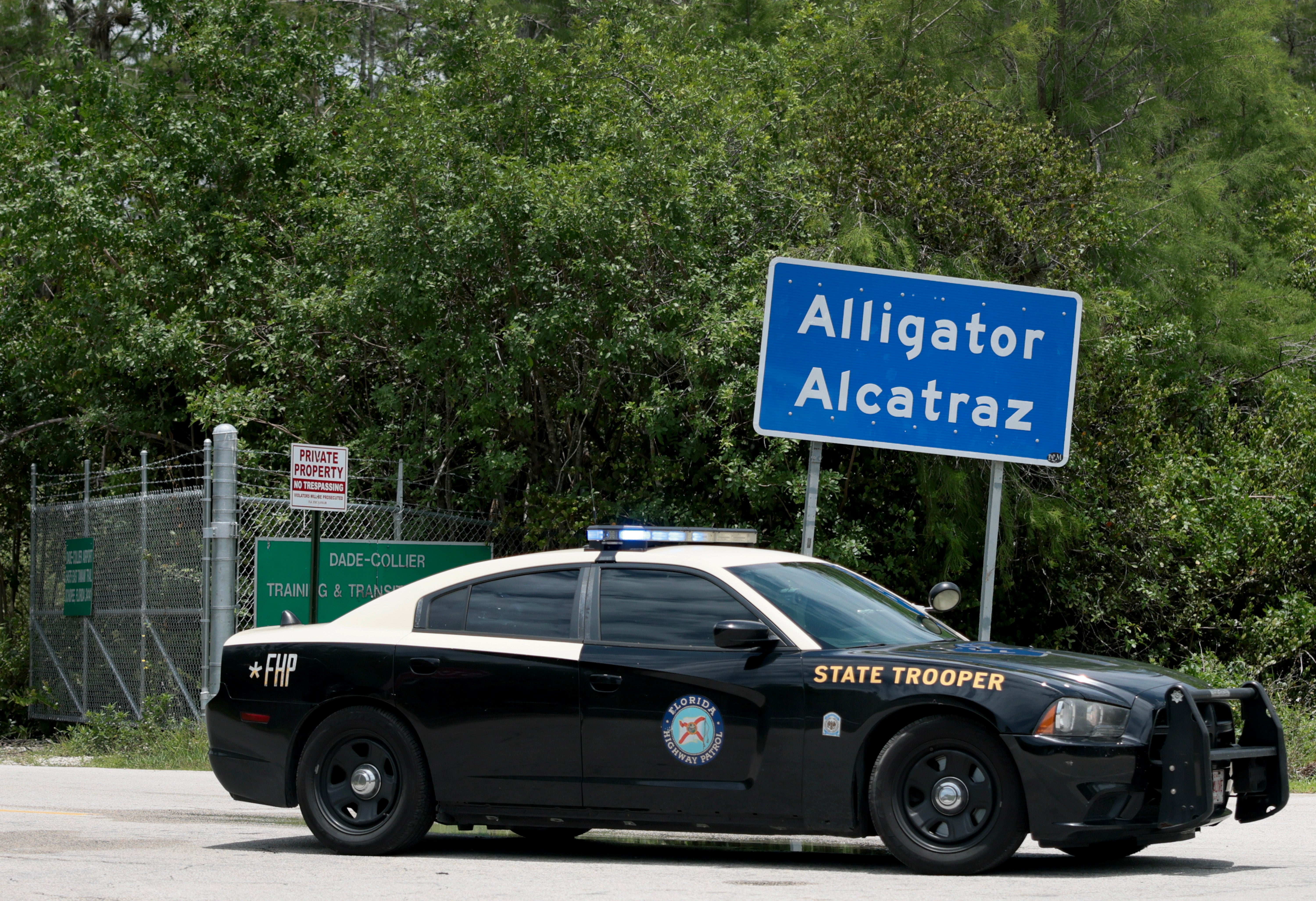 Pritvor za migrante poznat kao 'Alligator Alcatraz' ispražnjen je zbog prijetnji koje predstavljaju uragani, prema dužnosnicima Floride