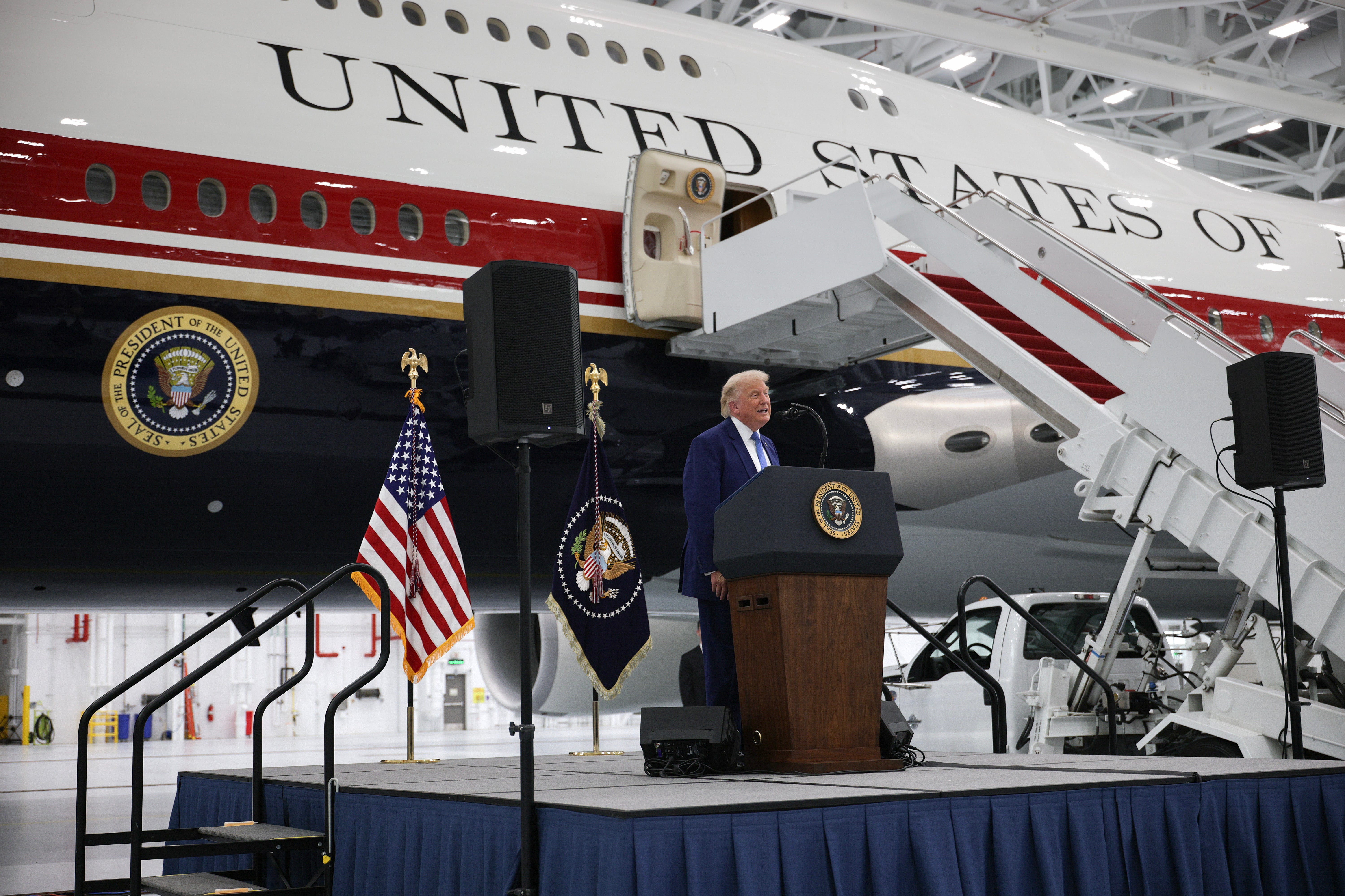 Dok je otkrivao luksuzni mlažnjak koji će služiti kao novi Air Force One, predsjednik Trump se pohvalio njegovom shemom boja
