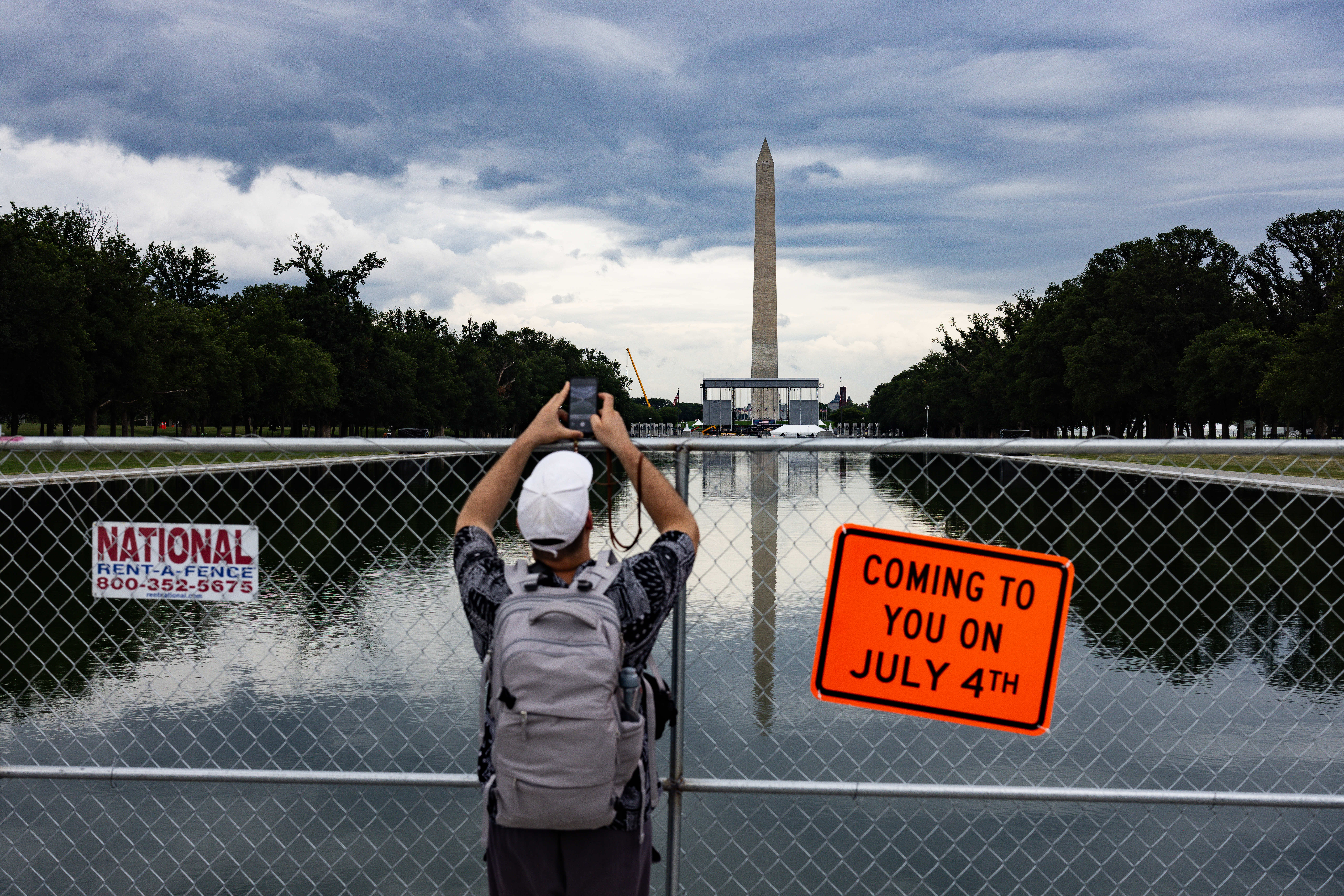 Deseci tisuća vatrometnih granata bit će ispaljene s osam teglenica rijeke Potomac, West Potomac Parka i iz novorenoviranog Lincoln Memorial Reflecting Poola