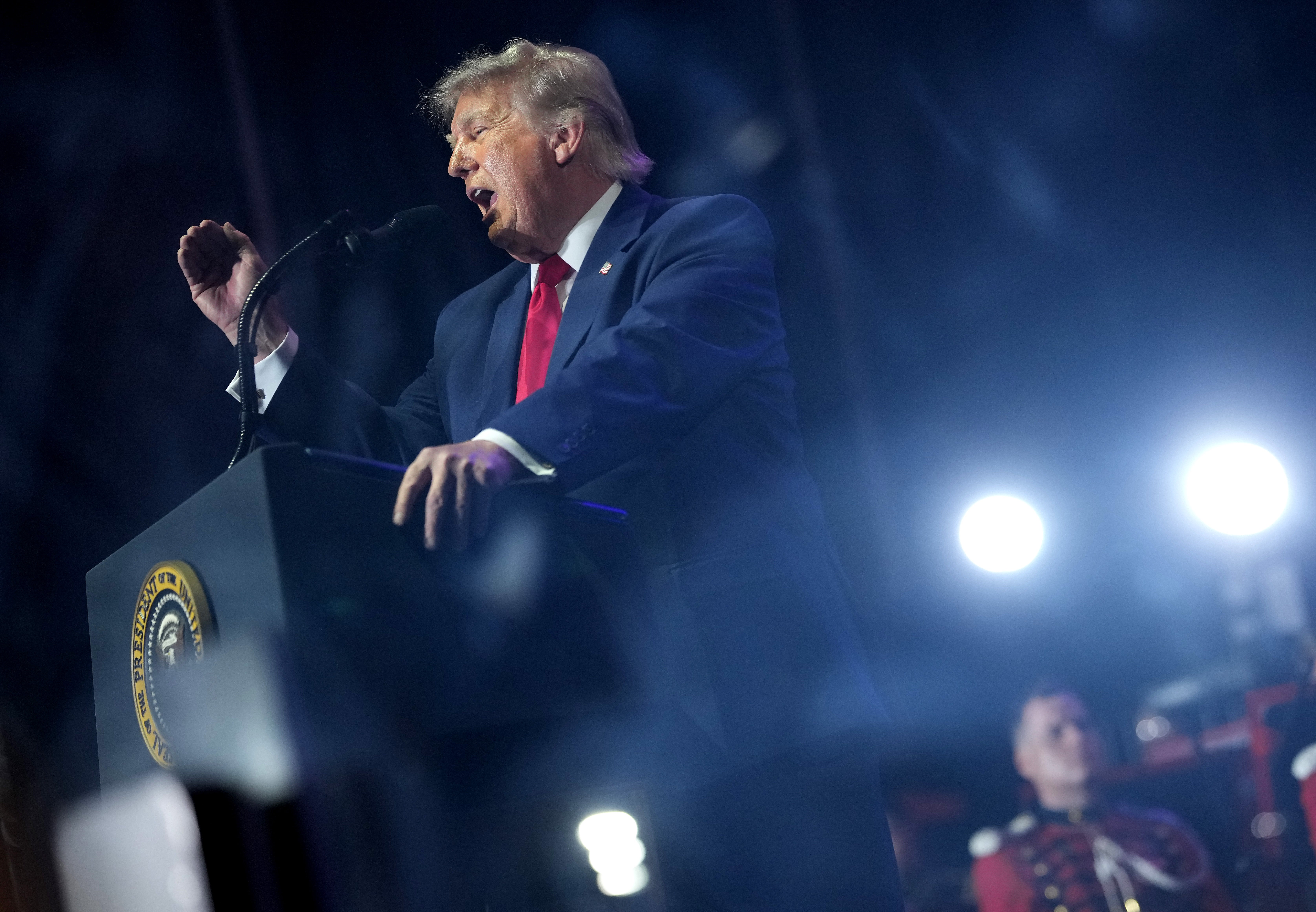 Nakon što se nekoliko umjetnika povuklo s nastupa na 'Velikom američkom državnom sajmu' Freedom 2025, Trump se uključio u govor u stilu skupa