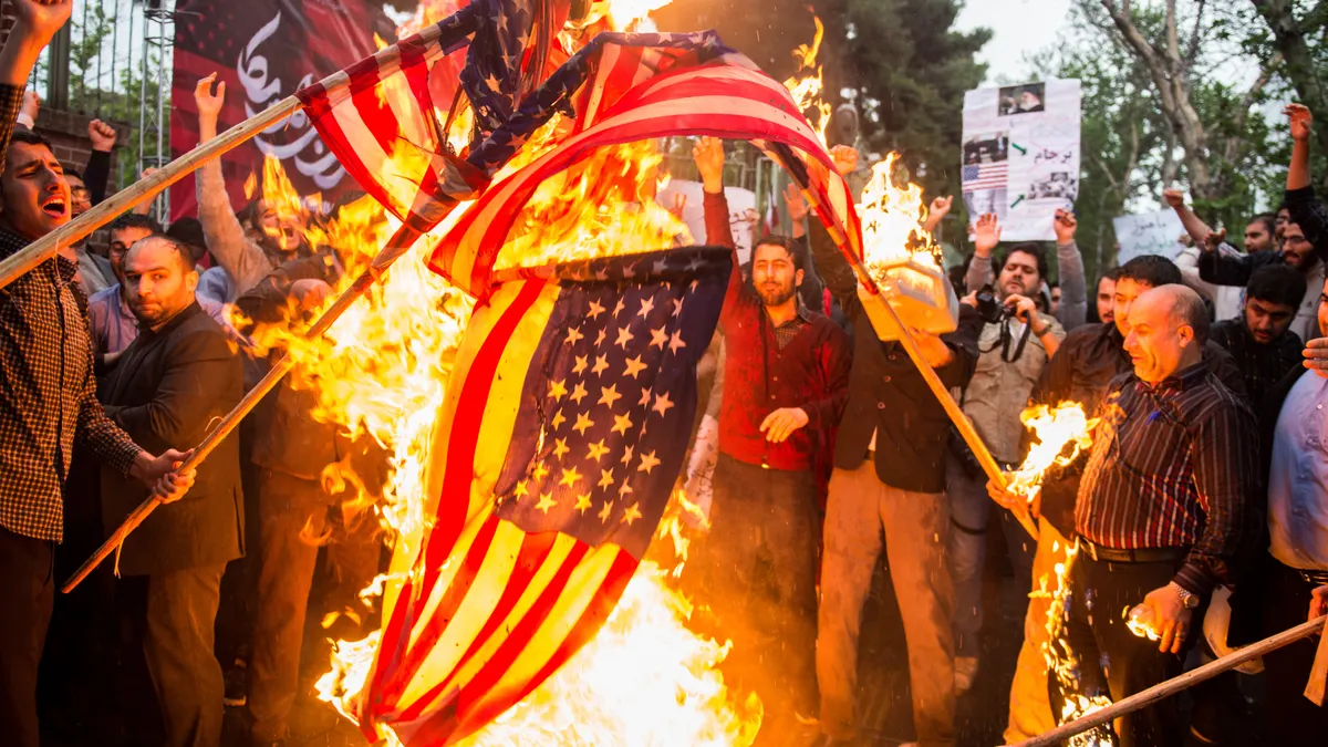 Iranci pale američke zastave ispred bivšeg američkog veleposlanstva u Teheranu