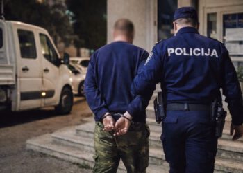 Gol sjedio u automobilu uz plažu i samozadovoljavao se gledajući prema ženi