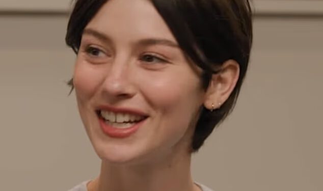 Gracie Abrams obraća se etiketi ‘nepo baby’ jer priznaje da je imala ‘sigurnosnu mrežu’ i razumije privilegiju da su je odgajali roditelji u industriji zabave