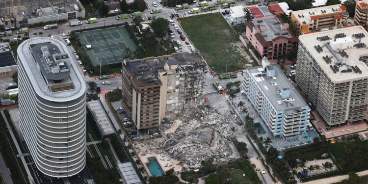 Graditelj pokušava prodati stanove u Miami Surfsideu na mjestu smrtonosnog rušenja zgrade. Niti jedan nije kupljen, stoji u izvješću