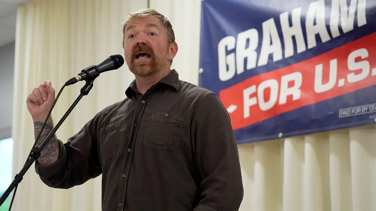 Demokratski kandidat za Senat u Maineu Graham Platner govori pristašama u Portlandu