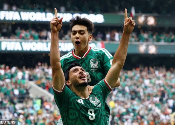 Groznica Svjetskog prvenstva izbija u Meksiku: Sudomaćini su dobili kaotičnu prvu utakmicu protiv Južne Afrike s TRI crvena kartona – dok je Raul Jimenez urezao svoje ime u bogatu povijest Aztece emotivnim golom