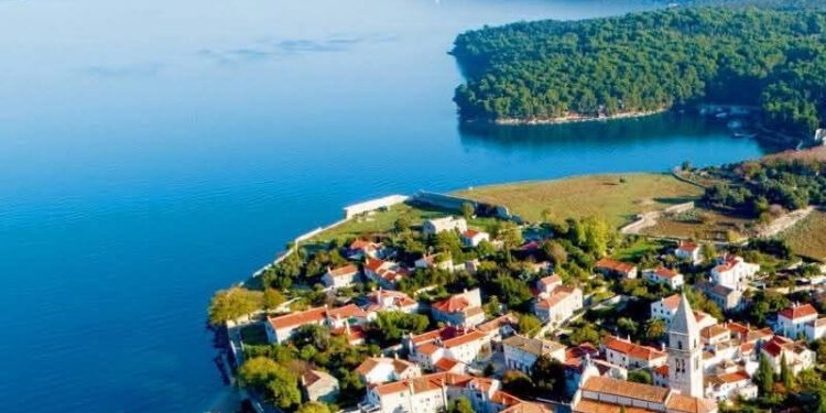 HEP gradi tri sunčane elektrane na kvarnerskim otocima