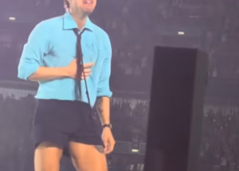 Harry Styles izaziva zabrinutost na svom nastupu u Wembleyu jer se guši u vodi prije nego što se sruši na tlo dok nastupa za vrijeme vrućine od 37C
