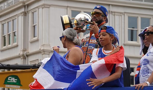 Herojima Knicksa pridružuju se WAGs, Timothee Chalamet i Zohran Mamdani na prvoj paradi naslova u NBA ligi dok milijuni obožavatelja zatvaraju New York
